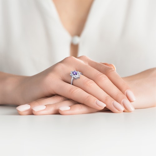 Pierścionek zaręczynowy SAVICKI: białe złoto, fioletowy szafir, białe szafiry